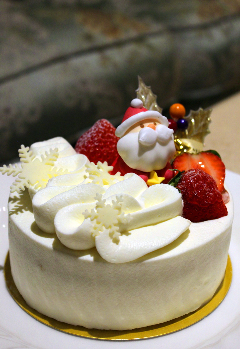 白い生クリームに雪の結晶とサンタを飾ったホワイトXmasケーキ
